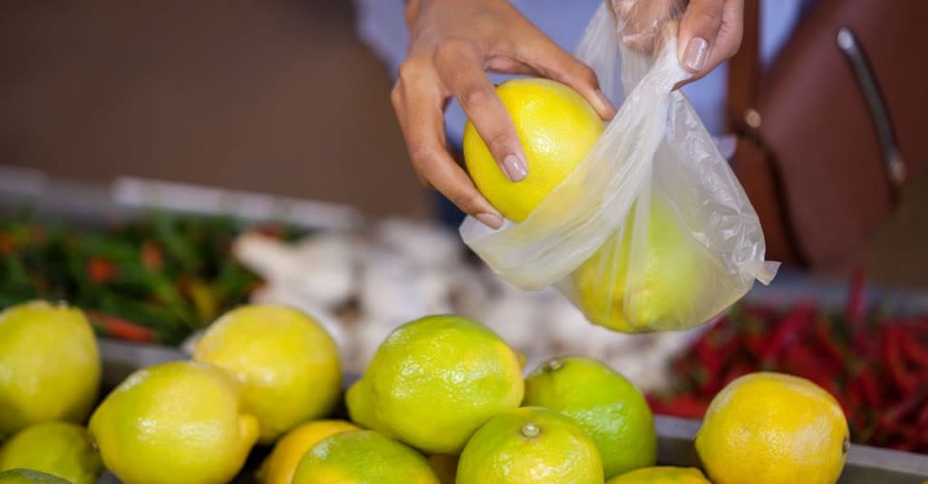 Tassa sulla spesa.Dal 1° gennaio 2018 sacchetti frutta e verdura a pagamento