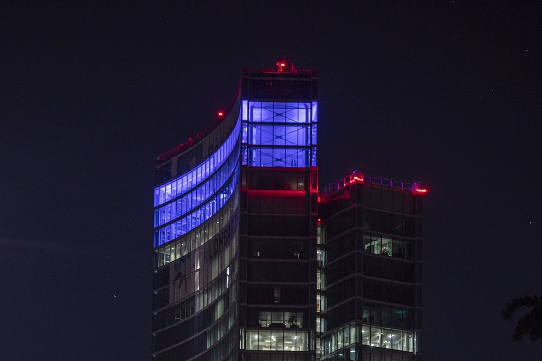 Palazzo-Lombardia-viola-per-WeThe15.jpg