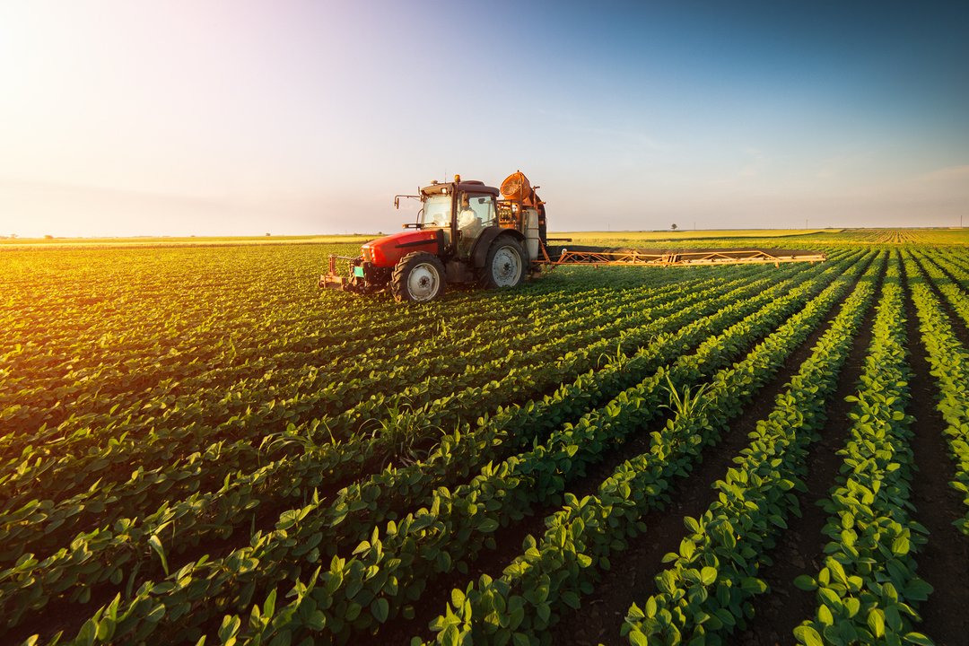 Trattore-spruzza-pesticidi-agricoltura.jpg