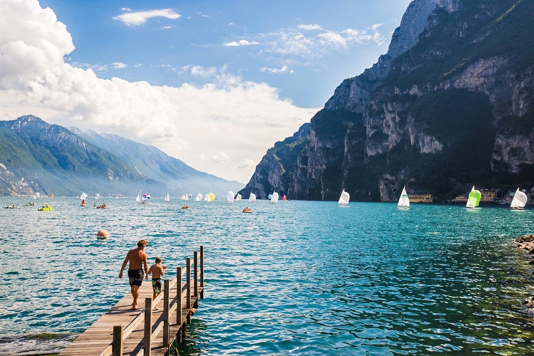 lago-di-Garda-con-turismo.jpg