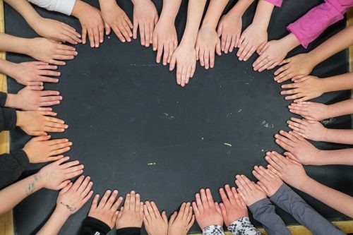 volontariato-concetto-con-mani-a-forma-di-cuore.jpg