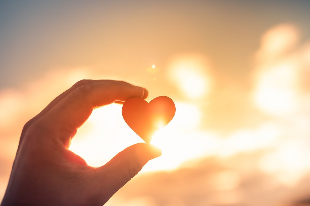 volontariato-mano-con-cuore.jpg