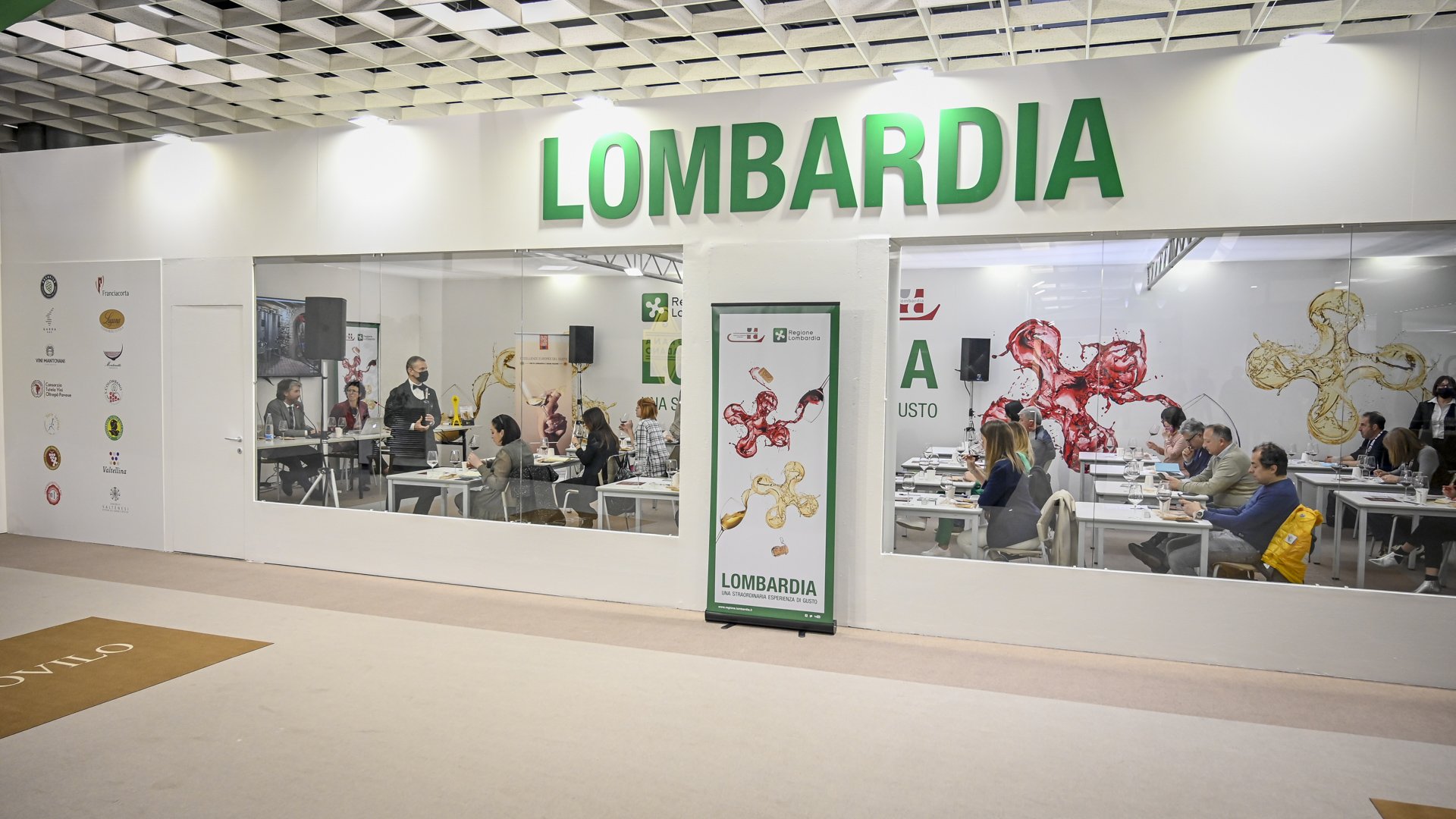 Vinitaly-2022-padiglione-Lombardia-interno.jpg