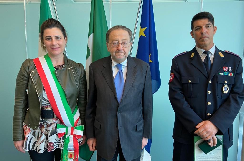 Polizia locale, De Corato consegna encomio ad agente di Nibionno/LC – Lombardia Notizie Online – www.lombardianotizie.online