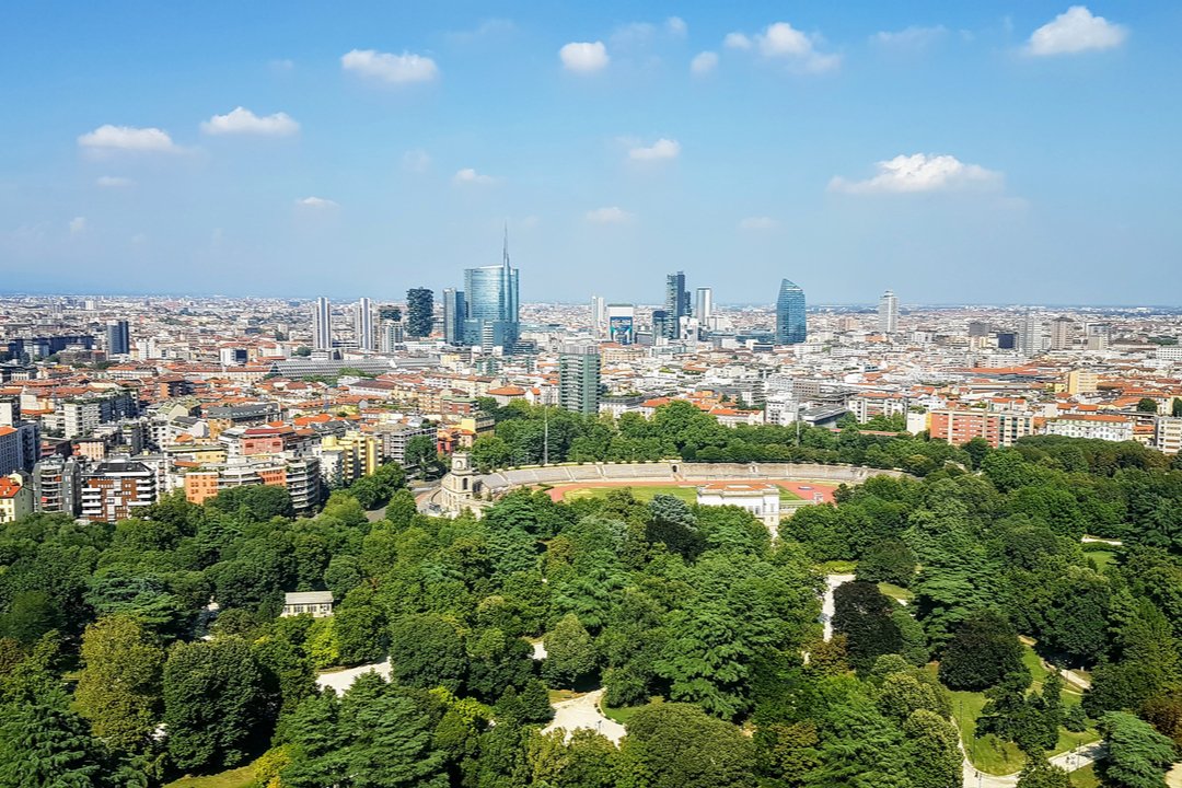 Milano-panorama-cielo-poche-nuvole-.jpg