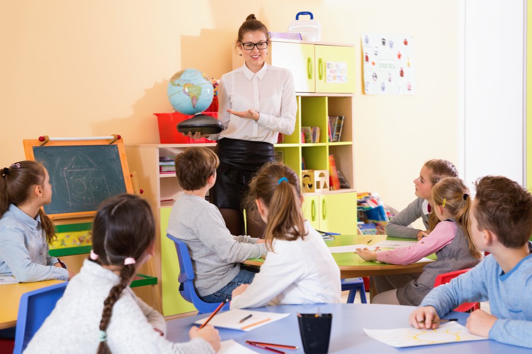 Bimbi-maestra-scuola-infanzia.jpg