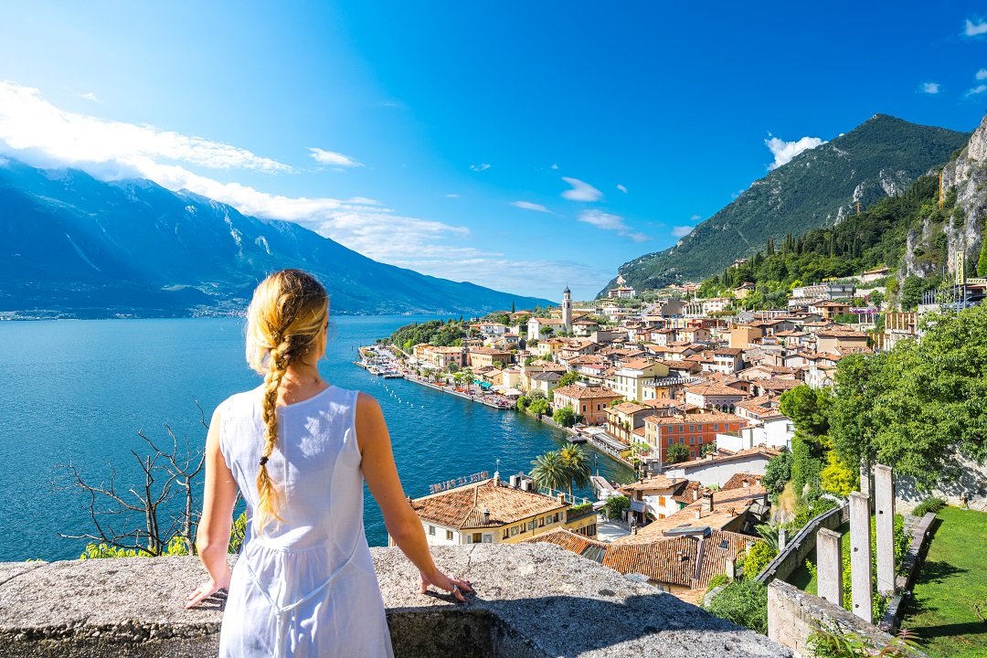 Limone-sul-Garda-con-turista.jpg