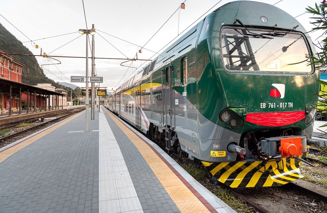 treno-trenord-in-stazione-ridotta.jpg