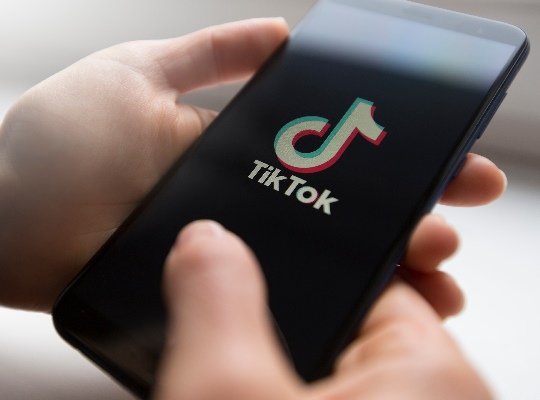 Tik Tok rinvia la pubblicità basata sul legittimo interesse. Per il Garante…