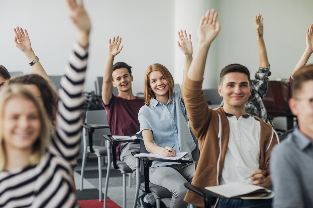 Studenti-sorridenti-mano-alzata.jpg