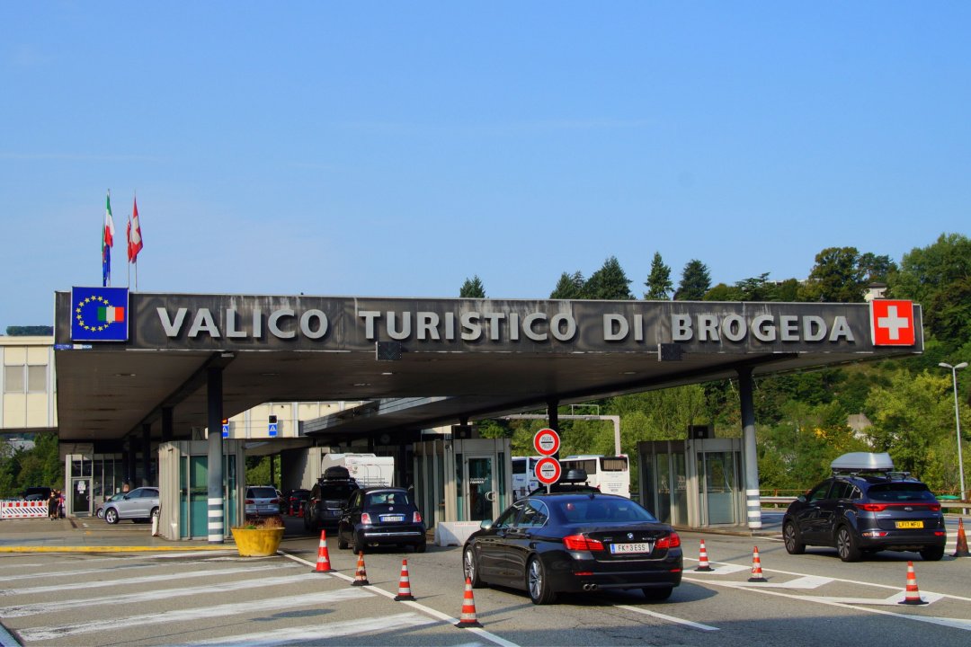 Frontalieri-valico-Svizzera.jpg
