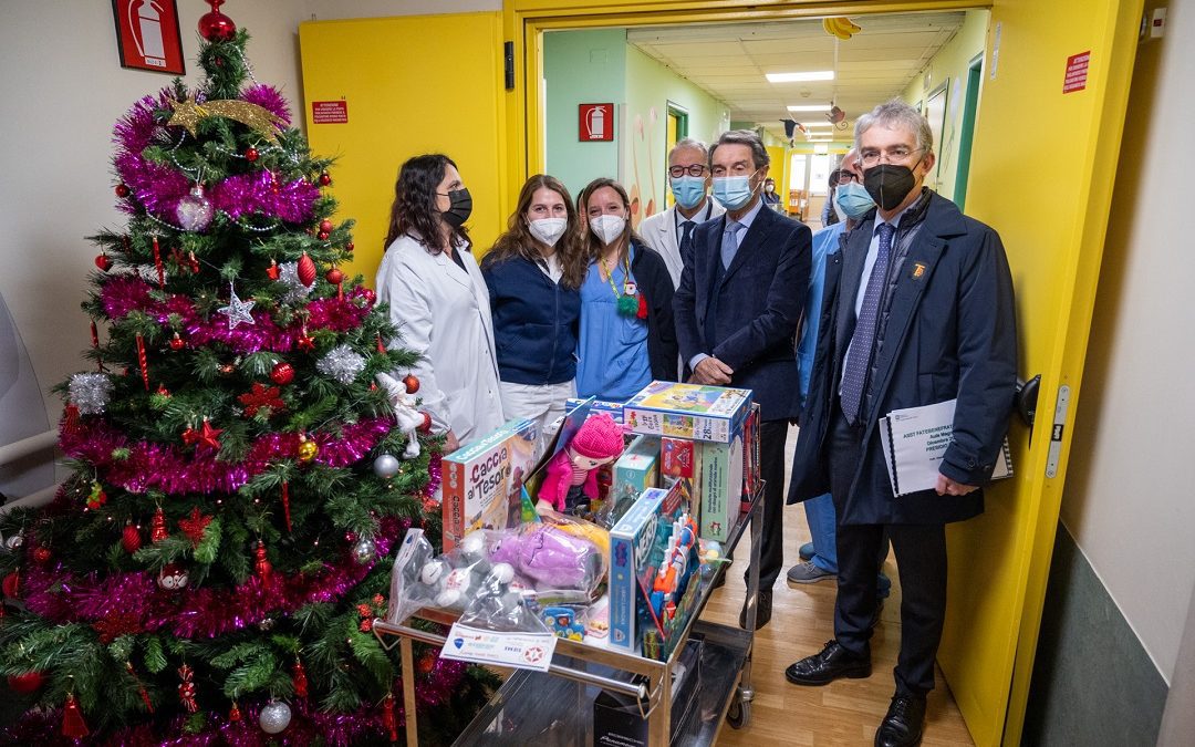 Giocattolo sospeso, Fontana consegna doni ai bambini dell’ospedale Buzzi – www.lombardianotizie.online