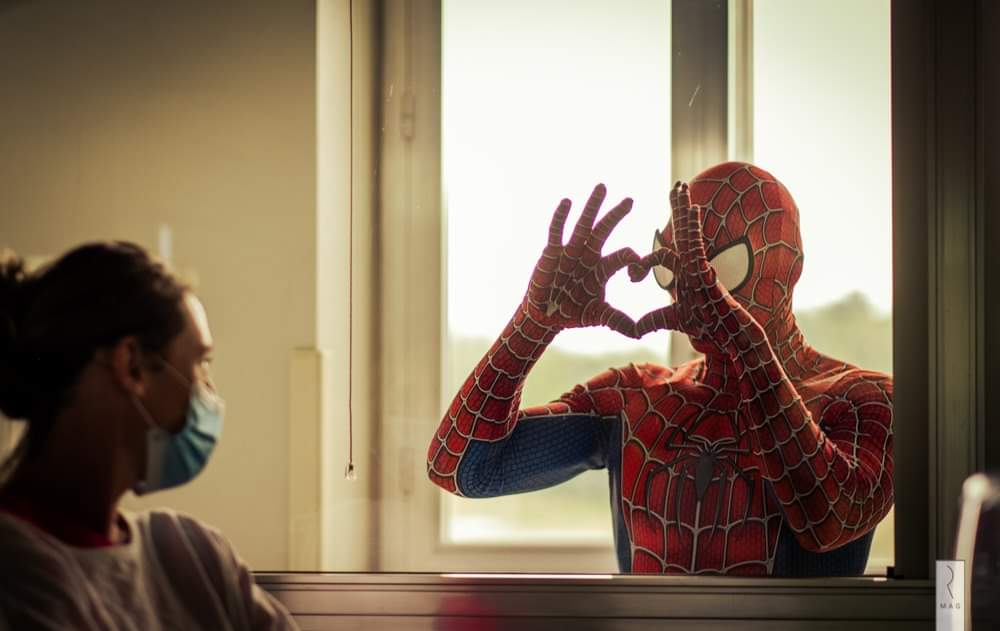 Grazie allo ‘Spiderman’ degli ospedali, i bimbi malati ritrovano il sorriso – www.lombardianotizie.online