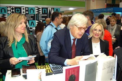 Al Salone del libro di Torino il sottosegretario Sgarbi presenta le Celebrazioni di Luigi Bartolini nello stand della Regione Ma… – www.regione.marche.it