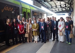 in treno per viaggiare e conoscere l’umbria, l’offerta estiva di trenitalia presentata ad operatori turistici e istituzioni; assessore melasecche: regione investe e lavora per fare del treno un nuovo brand, con sempre più servizi e collegamenti che renderanno l’umbria meta fra le più fruibili e apprezzate – www.regione.umbria.it