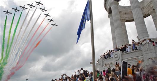Il presidente Acquaroli al sorvolo delle Frecce Tricolori su Ancona – www.regione.marche.it