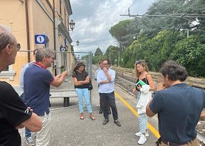 FCU; sopralluogo di Regione, Comune di Umbertide ed Rfi alla stazione ferroviaria di Pierantonio lesionata dal sisma del 9 marzo: programmati interventi per la migliore fruizione del servizio di trasporto in vista della riapertura delle scuole – www.regione.umbria.it