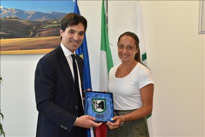 La tennista di Fermo Elisabetta Cocciaretto dopo la vittoria del WTA 250 di Losanna riceve il Picchio dal presidente Acquaroli – www.regione.marche.it