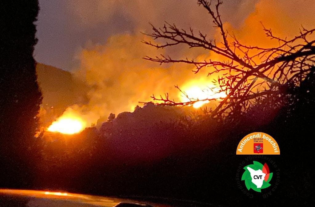 Incendio a San Felo (Rio nell’Elba). Fiamme sotto controllo, circa 700 gli evacuati 
						 – www.toscana-notizie.it