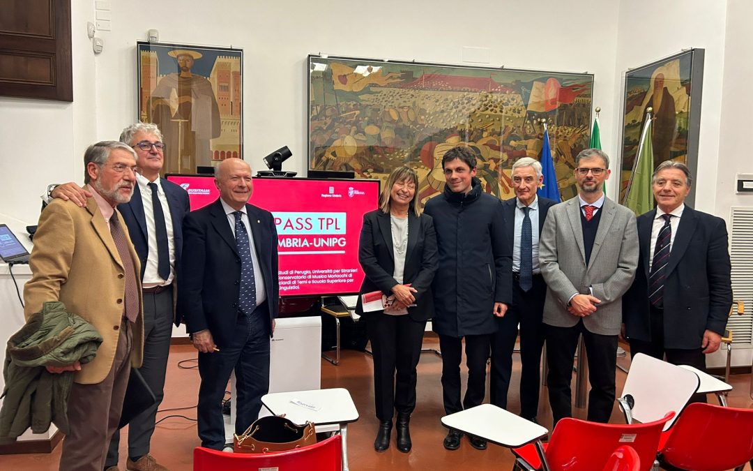 Ecco il Pass Regione Umbria-UNIPG: confermato ed esteso a una platea di circa 36mila studenti l’abbonamento a tariffa agevolata per viaggi illimitati in tutta la regione con i servizi di trasporto pubblico locale. “misura unica in Italia, vinta la sfida”     (aun) – Perugia, 24 nov. 023 – Viene confermato e si estende a una platea più ampia di studenti che ne potranno beneficiare, in tutto circa 36mila, l’abbonamento integrato a tariffa agevolata che, per l’importo di 60 euro all’anno, azzerabile se si usufruisce del Bonus ministeriale trasporti, consentirà viaggi illimitati su tutti i servizi di trasporto pubblico locale in Umbria.     Dopo essere stata sperimentata con successo nello scorso anno accademico, l’agevolazione viene attivata per tre anni accademici,  a favore degli studenti iscritti alle Università degli studi e per Stranieri di Perugia, degli studenti Erasmus incoming e, per la prima volta, dei dottorandi, specializzandi, studenti stranieri che frequentano i due Atenei … – www.regione.umbria.it