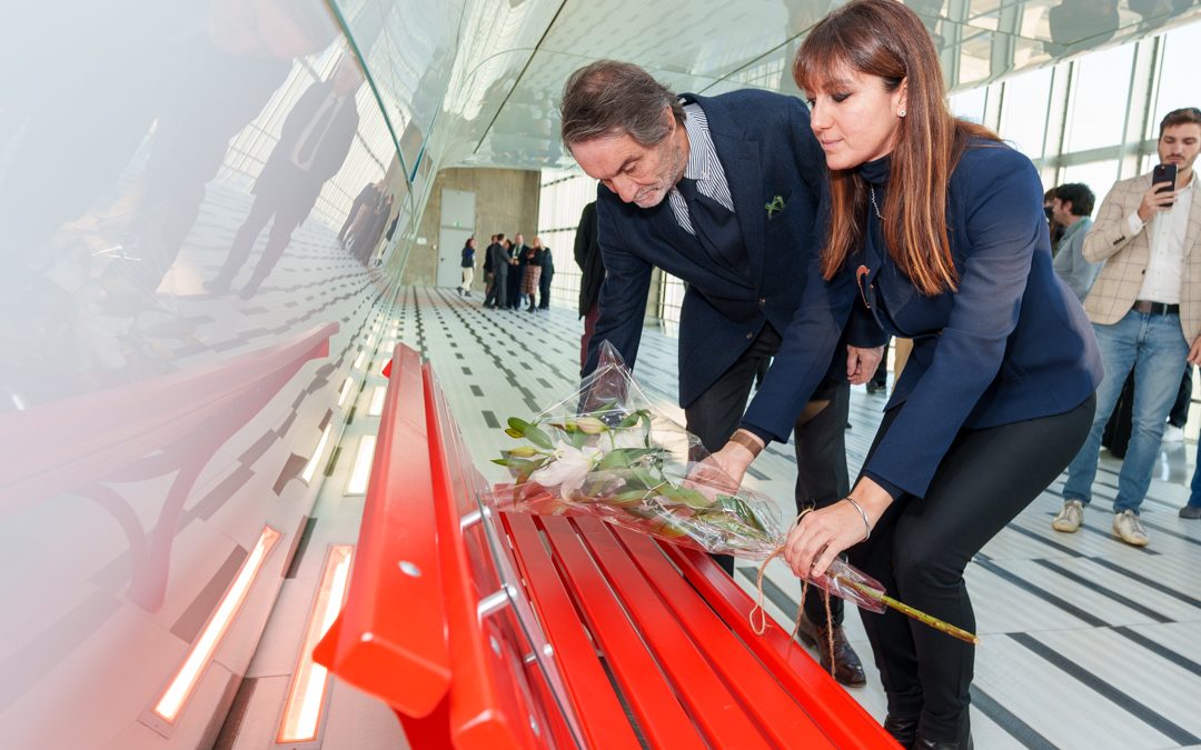 Fontana posa giglio su panchina rossa in memoria di Giulia e altre vittime – www.lombardianotizie.online