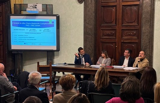 Stato di attuazione del Pnrr in Umbria, per le 4.400 opere finanziate, per un importo totale di 4 miliardi di euro (5,2 mld se si considera il co-finanziamento), performance più rapide e incisive rispetto alla media nazionale e del Centro Italia – www.regione.umbria.it