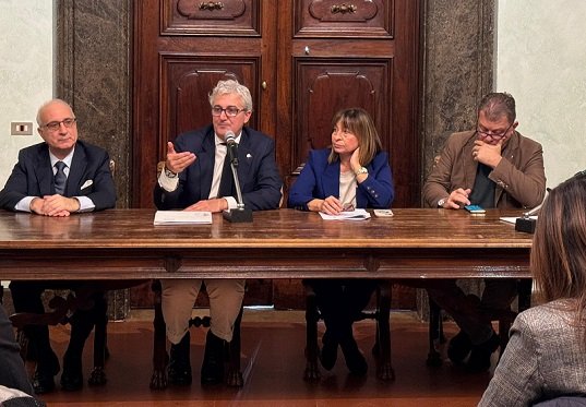 Firmata la convenzione tra Regione e Università. Tesei: “Atto fondamentale per la razionalizzazione e il potenziamento della sanità pubblica regionale”. Oliviero: “Atto di grande responsabilità, si è lavorato per funzioni, nell’interesse degli utenti” – www.regione.umbria.it