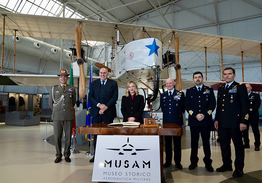 Visita del Presidente Meloni al Museo dell’Aeronautica Militare di Vigna di Valle – www.governo.it