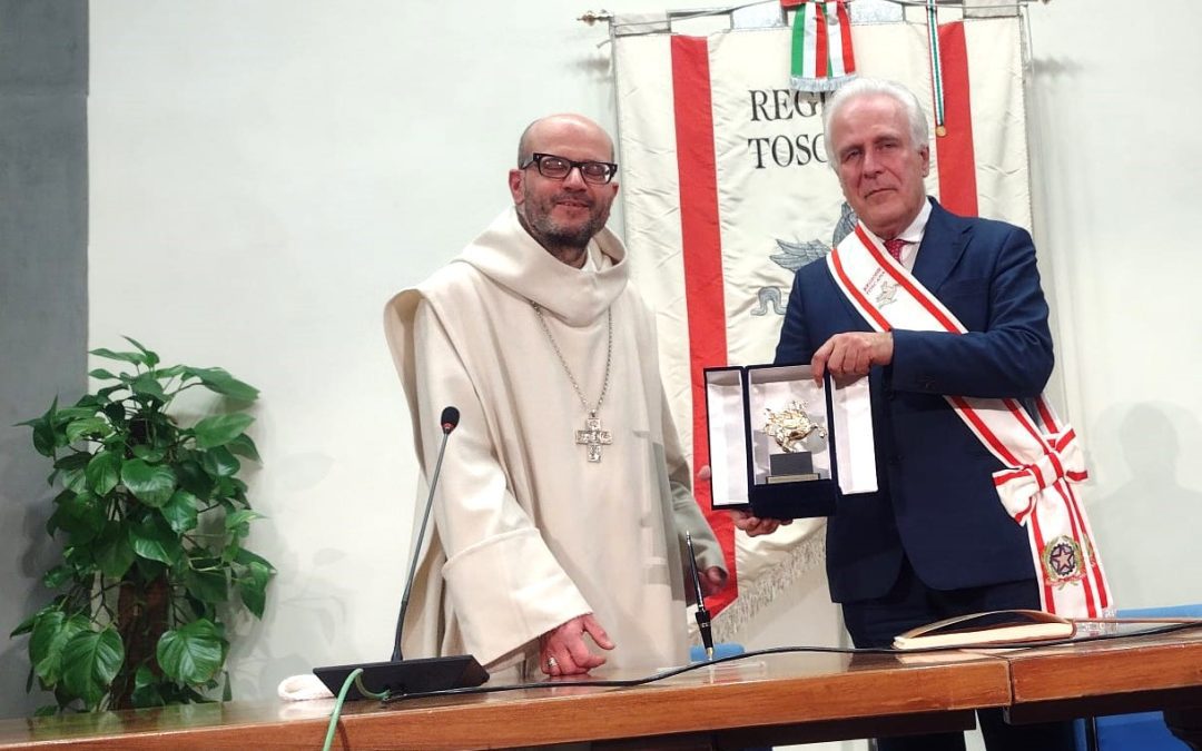 Il presidente Giani consegna il Pegaso d’oro a padre Bernardo 
						 – www.toscana-notizie.it
