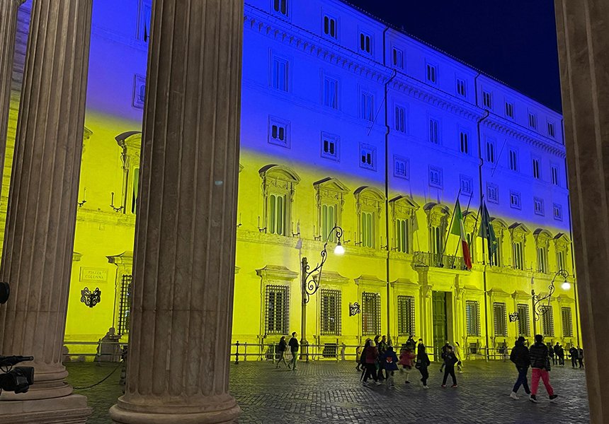 Secondo anniversario dell’avvio della guerra, Palazzo Chigi illuminato con i colori della bandiera dell’Ucraina – www.governo.it