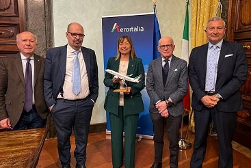 Aeroporto, presentate le rotte Aeroitalia, che baserà un suo aeromobile a Sant’Egidio. Voli quotidiani per Bergamo con la rotta che il sabato e la domenica collegherà con Milano Linate, e poi rotte per Lamezia e Olbia. Tesei: “10 milioni di investimenti per puntare ad un milione di passeggeri”. – www.regione.umbria.it