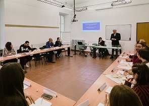 Formazione come leva per la legalità: Villa Umbra, Formez e Scuola Nazionale dell’Amministrazione per il Comune commissariato di Caivano. Avviato percorso formativo congiunto per i neoassunti. Magarini: La cultura della legalità si fa con la formazione – www.regione.umbria.it