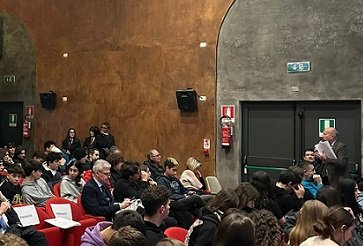 Sicurezza stradale, incontro con gli studenti tifernati organizzato da Fondazione Michele Scarponi e Associazione Il Mosaico. Assessore Melasecche: lavoriamo per migliorare strade e potenziare i collegamenti ferroviari, ma ognuno deve sentirsi responsabile e dare il proprio contributo per la sua sicurezza e quella degli altri – www.regione.umbria.it