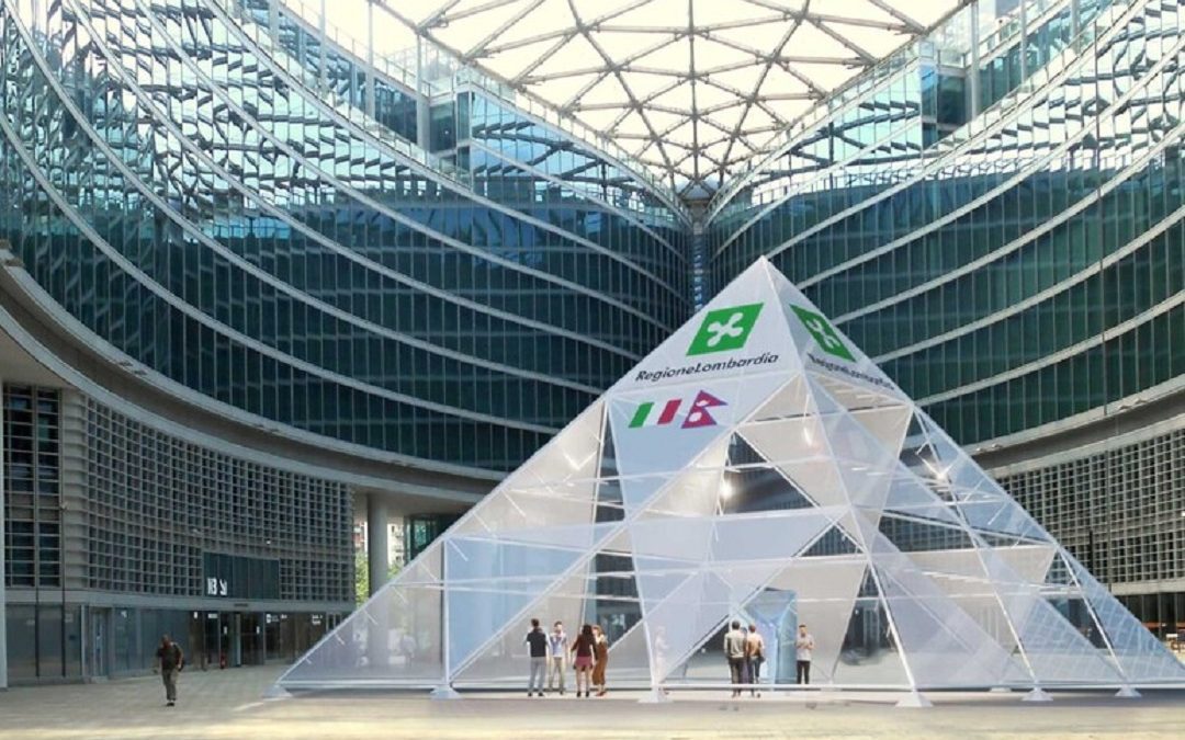 in piazza Regione piramide destinata all’Everest – www.lombardianotizie.online