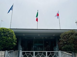 Consiglio Regionale del Lazio – Giornata mondiale della Croce Rossa e Mezzaluna Rossa, bandiera esposta in Consiglio regionale – www.consiglio.regione.lazio.it