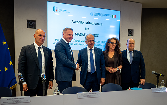 Firmato al Viminale, alla presenza dei Ministri Piantedosi e Lollobrigida, un accordo per l'utilizzo dei terreni agricoli confiscati alla criminalità organizzata – www.politicheagricole.it