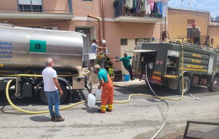 Siccità, 20 autobotti del Corpo forestale per distribuire acqua. Schifani: «Massimo coordinamento»