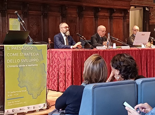 Intensa giornata di lavori alla Sala dei Notari per il Convegno internazionale “Il paesaggio come strategia dello sviluppo. L’Umbria verde e resiliente”, organizzato dall’Assessorato alle Infrastrutture, trasporti, urbanistica, opere pubbliche e politiche della casa – www.regione.umbria.it