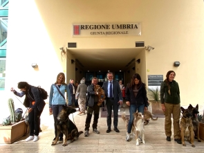 L’iniziativa della Regione Umbria, Assessorato all’ambiente, fornisce un modello replicabile che potrebbe essere adottato da altre regioni italiane, offrendo una risposta concreta a un problema complesso e diffuso. Oggi la consegna degli attestati e l’incontro con i cani addestrati – www.regione.umbria.it