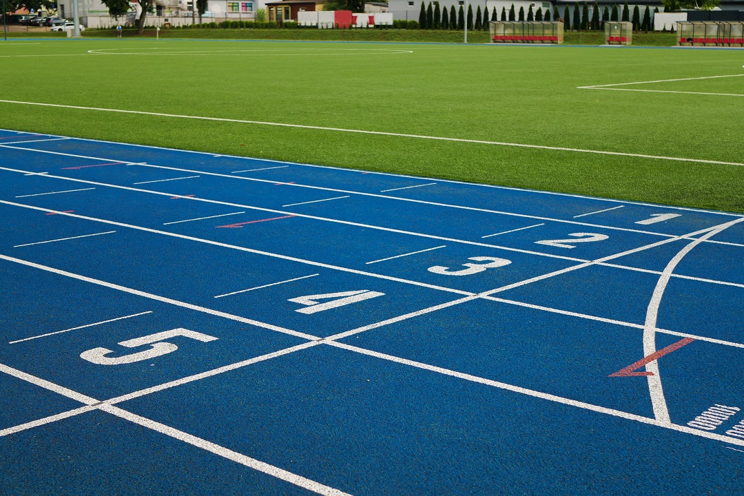 campo-calcio-con-pista-atletica-azzurra.jpg