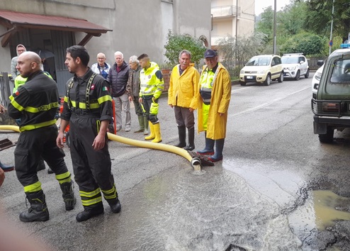 Frane e allagamenti nelle zone di Montone e Ponte Pattoli, le squadre dei Vigili del Fuoco sono state affiancate da volontari di protezione civile del posto e provenienti dai comuni limitrofi e tecnici – www.regione.umbria.it