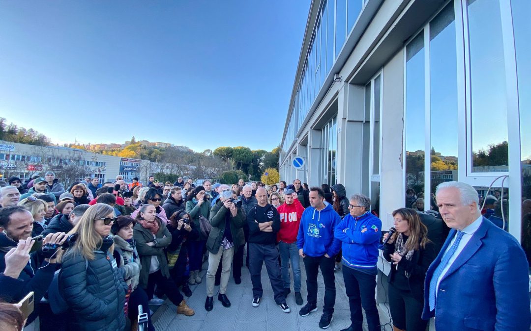 Giani ai cancelli della Beko: “Inizia una lotta che ci coinvolge tutti” 
						 – www.toscana-notizie.it