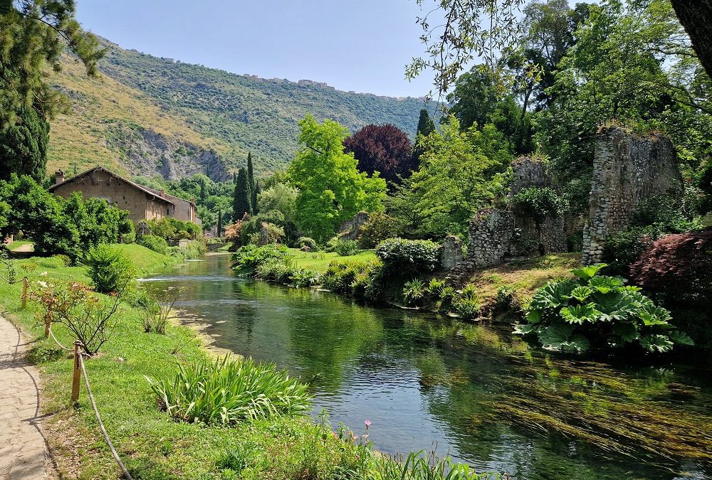 Giardino di Ninfa, il Calendario visite 2025 – VisitLazio – www.visitlazio.com