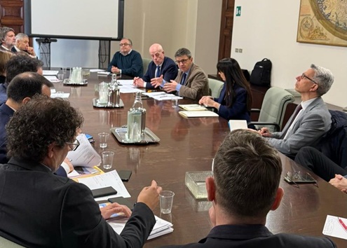 A Palazzo Donini mattinata dedicata al tema dei trasporti per la presidente Proietti e l’assessore Francesco De Rebotti. Nell’incontro con Trenitalia, RFI, Busitalia e Anas (Società del Gruppo FS Italiane), emerge la volontà di coniugare gestione dei flussi turistici per il Giubileo e i lavori sulla rete stradale e ferroviaria – www.regione.umbria.it