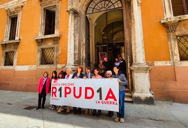 L’Italia ripudia la guerra, assessore Barcaioli: “L’Umbria è la prima regione d’Italia che aderisce alla campagna R1PUD1A di Emergency per ribadire il no alla guerra sancito dall’articolo 11 della Costituzione” – www.regione.umbria.it