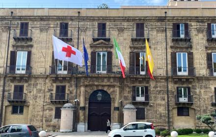 Giornata mondiale della Croce rossa, esposta bandiera sulla facciata di Palazzo d’Orléans