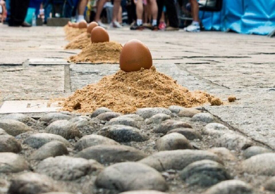 la sfida più, la strana corsa delle uova di Gandino/Bg – www.lombardianotizie.online