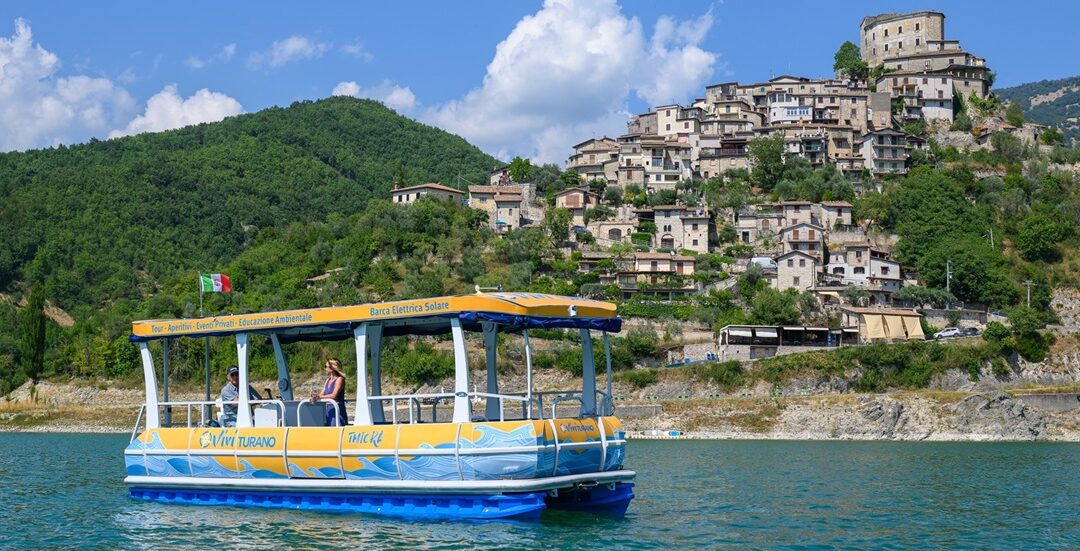 Sul lago del Turano in battello elettrico – VisitLazio – www.visitlazio.com