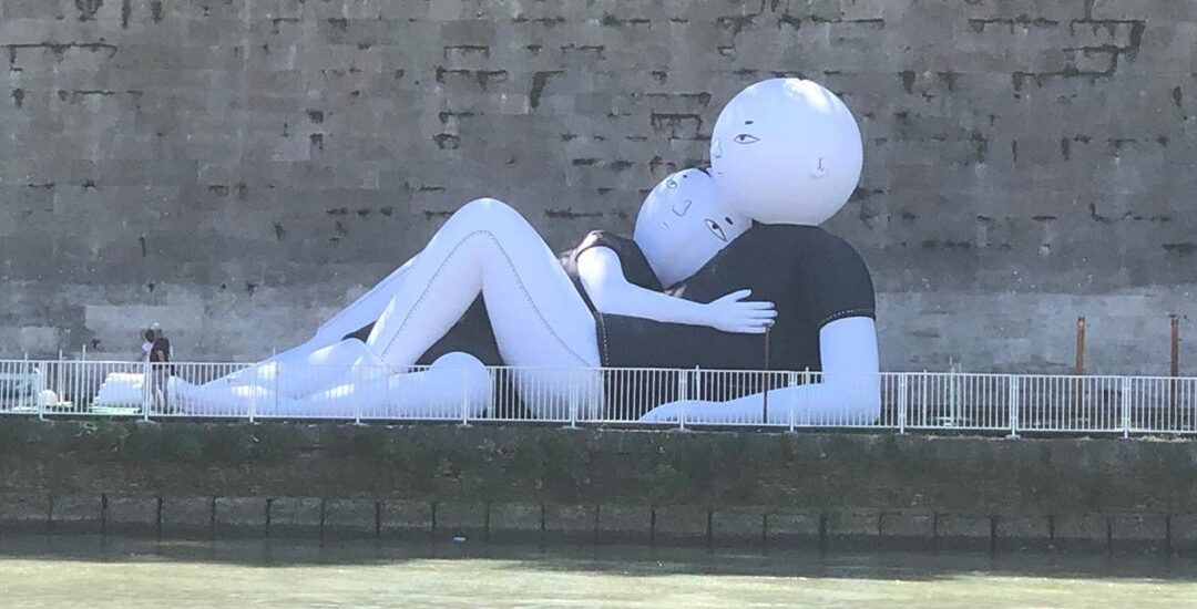 Gli amanti gonfiabili sulla riva del Tevere – VisitLazio – www.visitlazio.com