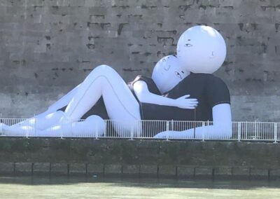 Gli amanti gonfiabili sulla riva del Tevere – VisitLazio – www.visitlazio.com